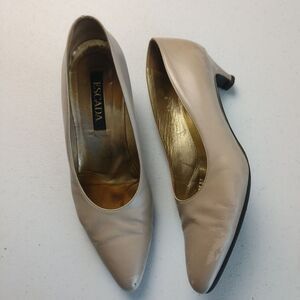 Escada Vintage Shoes Leather Pumps Woman Cream and Gold Size 7-B Italian